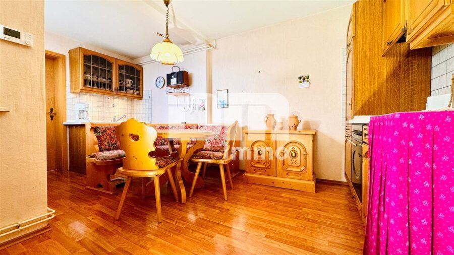 Geplegtes Einfamilienhaus mit 2 Nebengebäuden, Garten und überdachtem Freisitz - EG Wohnküche / Einbauküche